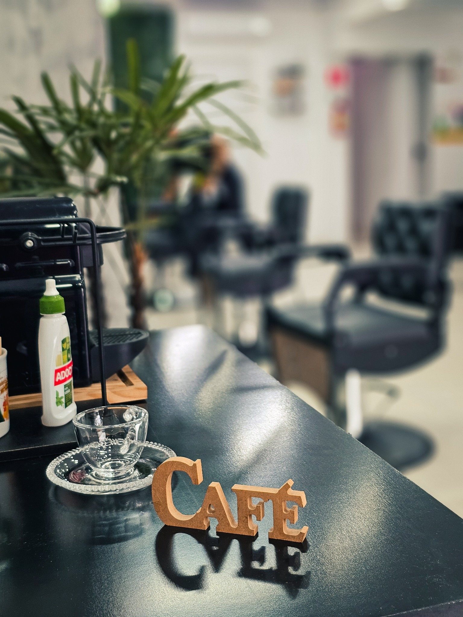 Café e ambiente da barbearia Studio 84